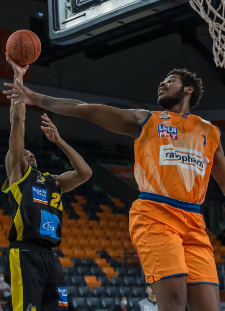 意媒：埃因霍温球迷在尤文酒店外放烟花，扰得尤文球员难入眠